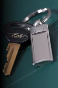 Kovový přívěsek na klíče Legend - stříbrný