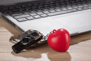 Antistresová klíčenka LOVE - červená