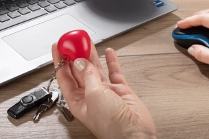 Antistresová klíčenka LOVE - červená