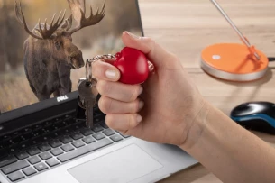 Antistresová klíčenka LOVE - červená